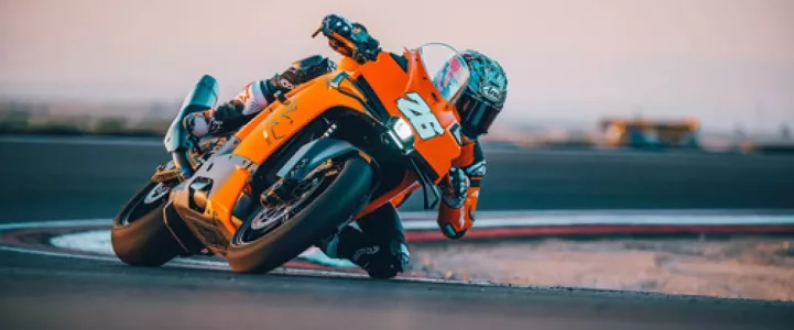 KTM 990 RC R 2026 Acción