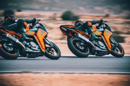 KTM RC 390 2024 Acción
