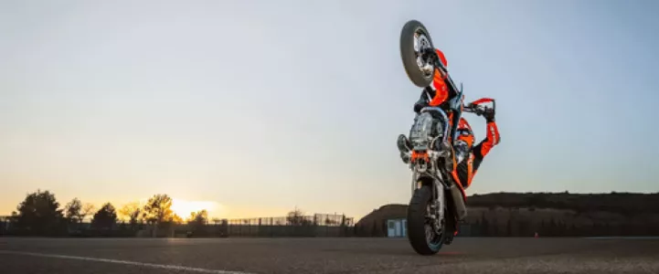 KTM 690 SMC R 2026 Acción