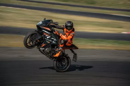 KTM RC 200 ABS 2024 Acción