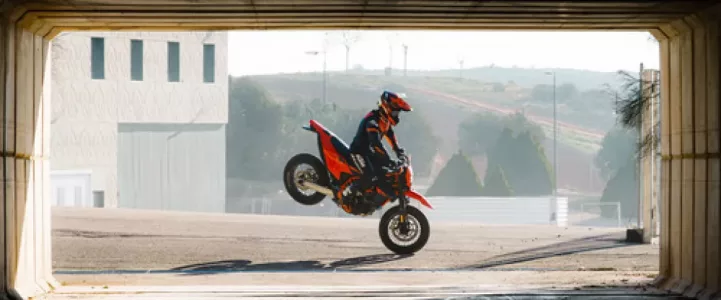KTM 690 SMC R 2026 Perfil