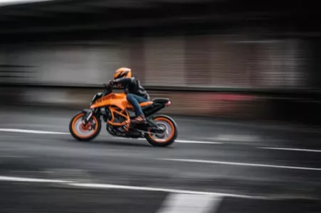 KTM 390 Duke 2024 Acción